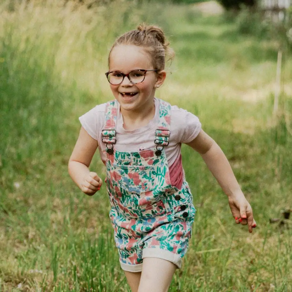 طالب ابتدائي يركض