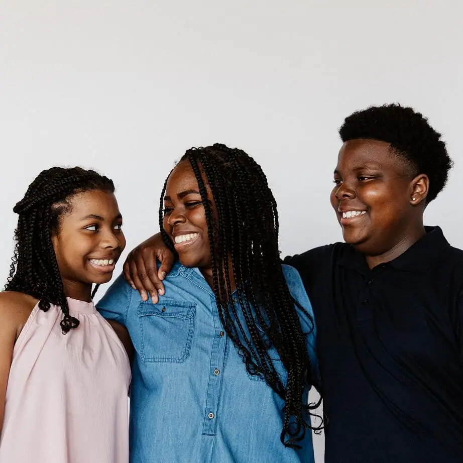 مجموعة من الطلاب يبتسمون