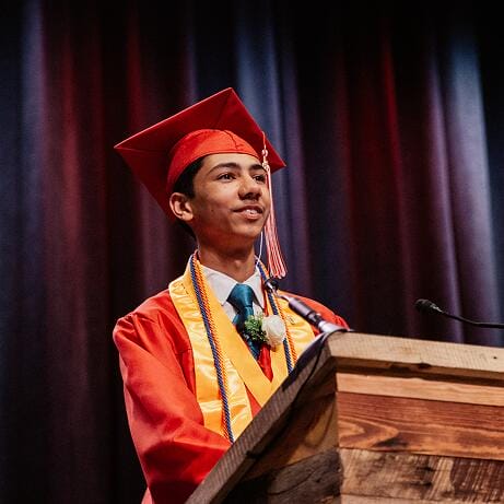 طالب متخرج يلقي كلمة في حفل تخرجه