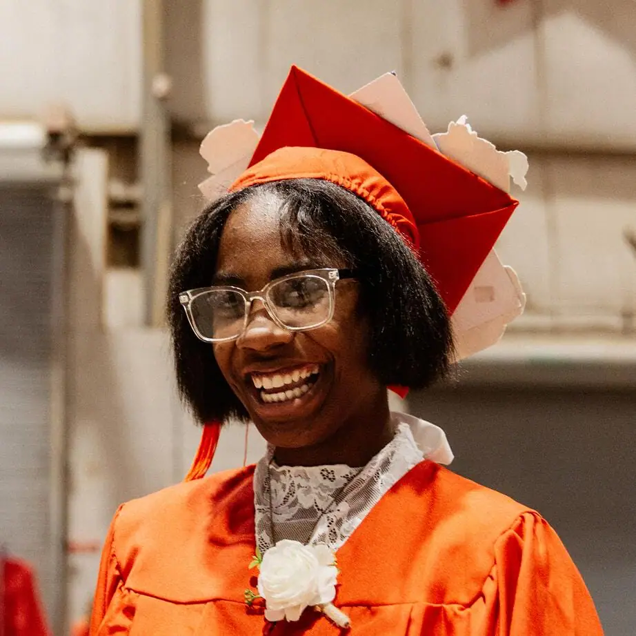 طالب متخرج مبتسماً