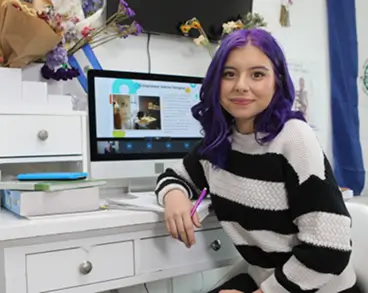 طالب يحضر إلى فصل دراسي عبر الإنترنت