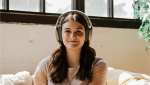 طالب يرتدي زوجاً من سماعات الرأس