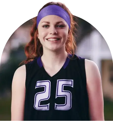 فتاة تبتسم مع 25 على قميصها