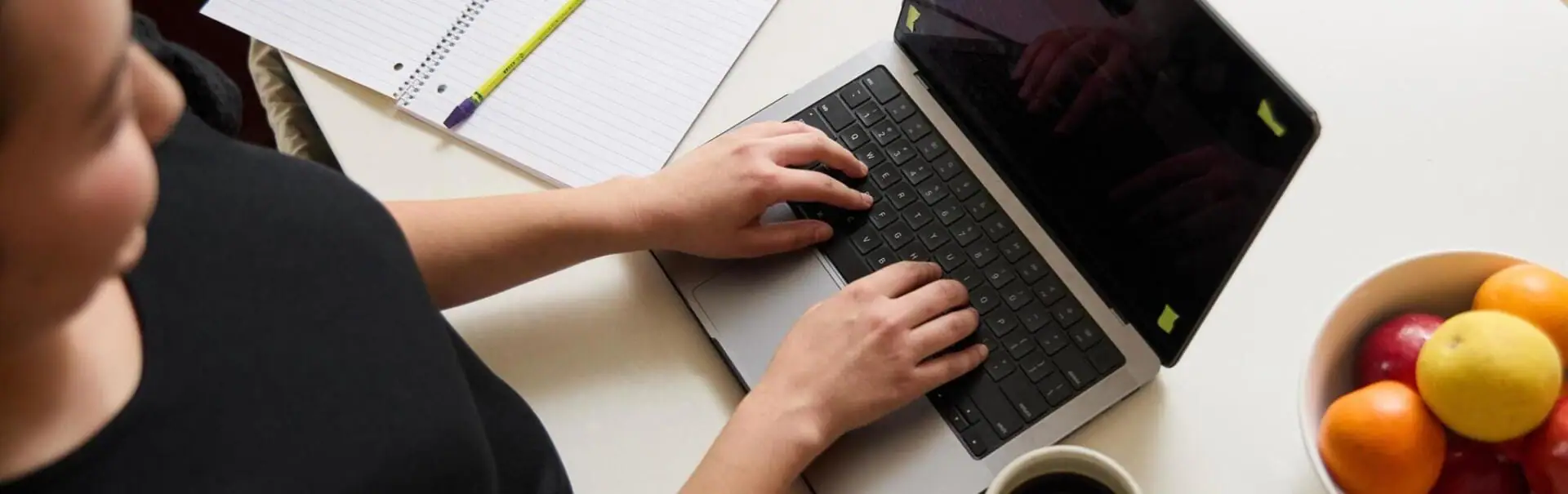 طالب يعمل مع حاسوبه المحمول